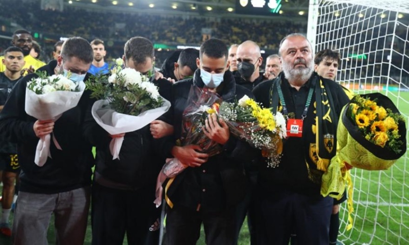 Φορτισμένες στιγμές στην ΟPAP Arena: ΑΕΚ και Ηλιόπουλος τίμησαν με λουλούδια τη μνήμη του 20χρονου Μάριου (ΒΙΝΤΕΟ – ΦΩΤΟΓΡΑΦΙΕΣ)