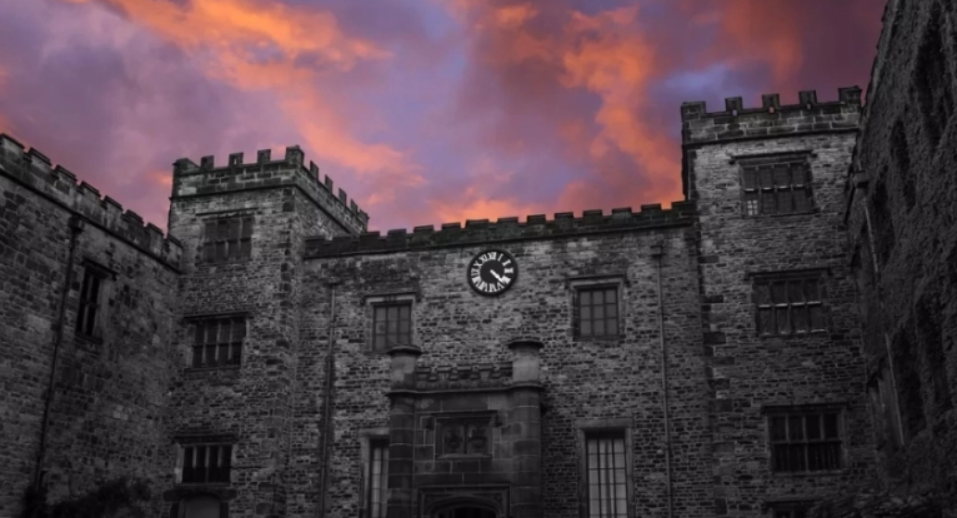 Το αγγλικό κάστρο όπου οι επισκέπτες κοιμούνται ανάμεσα σε 100 φαντάσματα