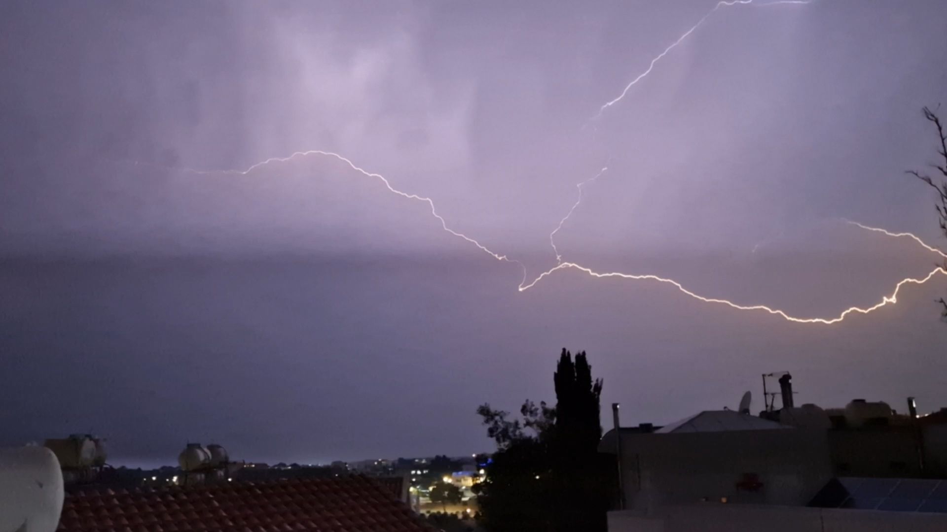 Τρίζει τα δόντια του ο Byron: «Άνοιξαν» οι ουρανοί σε διάφορες περιοχές της Κύπρου – Δείτε βίντεο