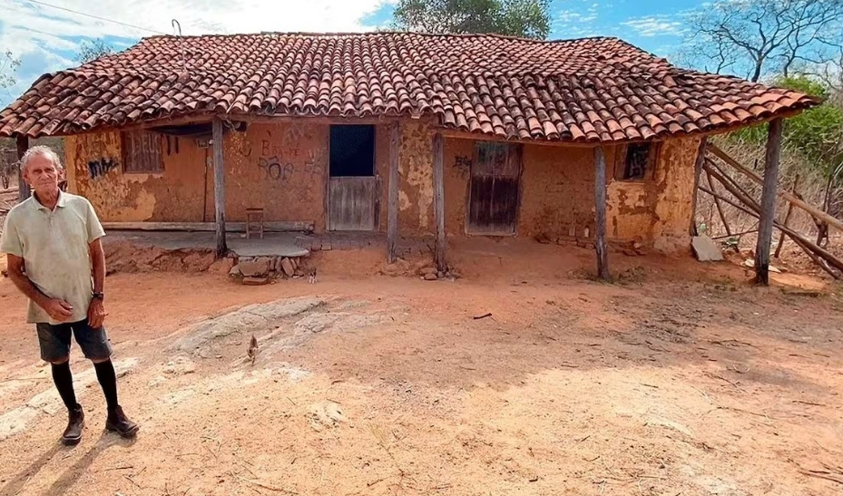 Ζει μόνος του σε ένα σπίτι από λάσπη του 1920: «Πάντα κάποιος περνά να με δει» (ΒΙΝΤΕΟ)