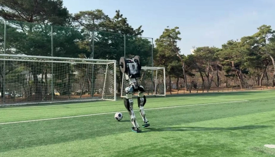 «Σέντερ φορ από… μέταλλο»: Το ρομπότ που τελειώνει φάσεις σαν τον Χάρι Κέιν (ΒΙΝΤΕΟ)