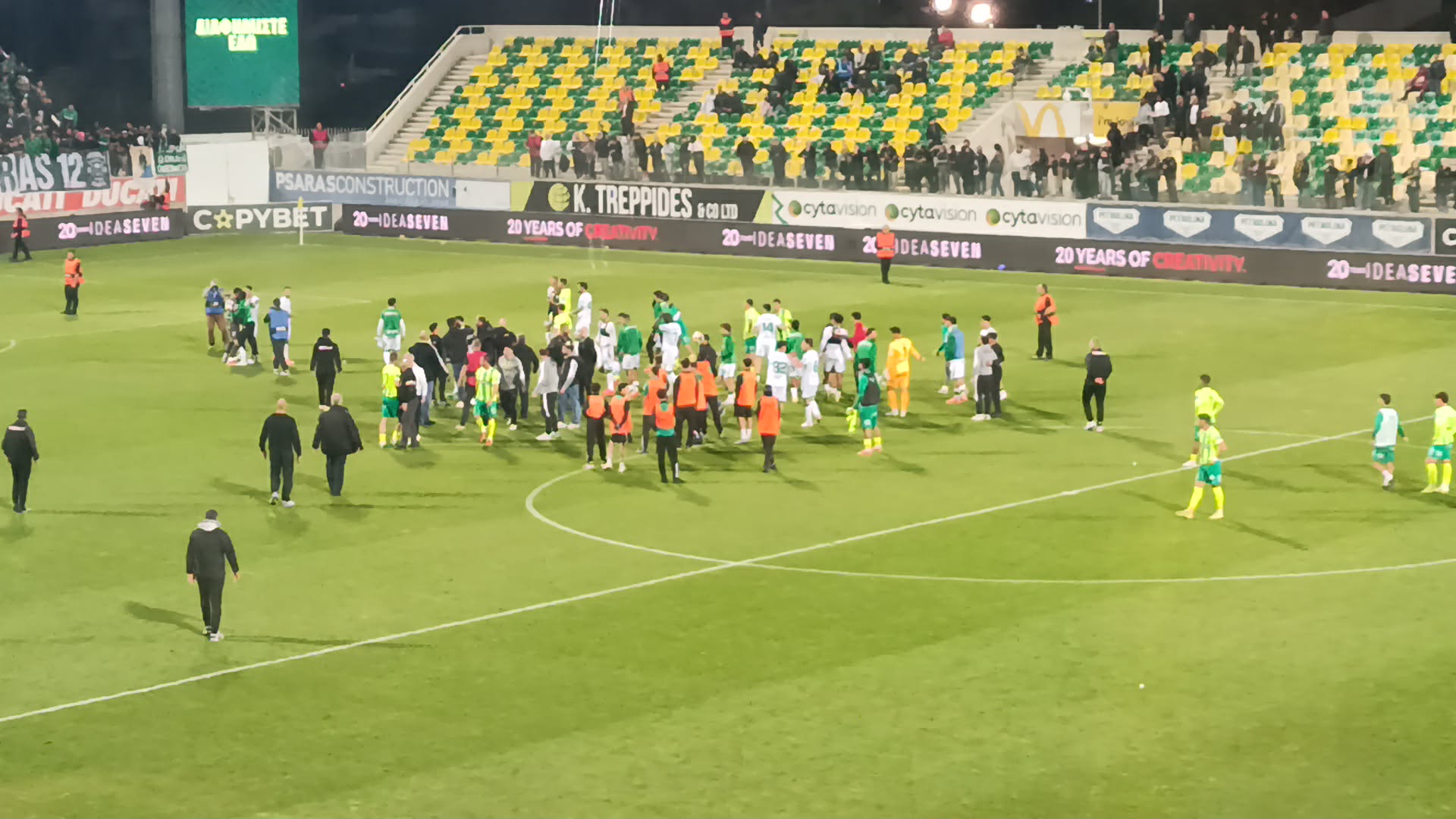 Απρόοπτο στην «Αρένα»: Εισβολή μικρού οπαδού για τον Μαέ και μικροένταση με τους στιούαρτ!