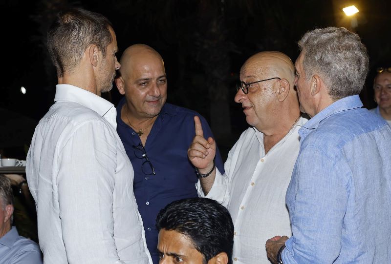 Η θηλειά στο λαιμό του «Βασιλιά» και οι «δελφίνοι»…