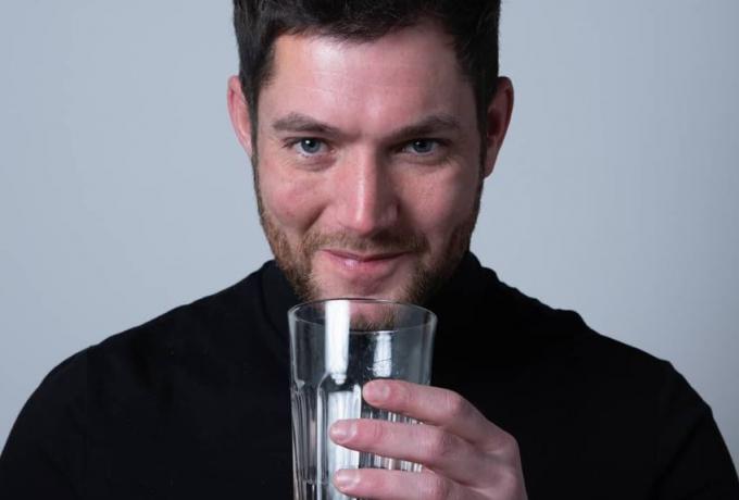 Ο άνθρωπος που πρέπει να πίνει 20 λίτρα νερό την ημέρα απλώς για να μην πεθάνει