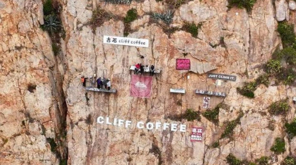 Κίνα: Το πιο «ακραίο» καφέ του κόσμου - Γαντζωμένο από βράχο 60 μέτρων