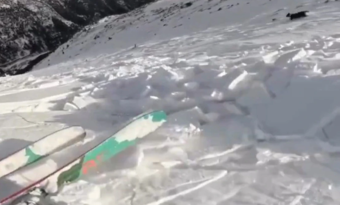 Τρόμος στα 2.400 μέτρα: Η κατάβαση των Πυρηναίων με το σκύλο της και η viral χιονοστιβάδα (BINTEO)