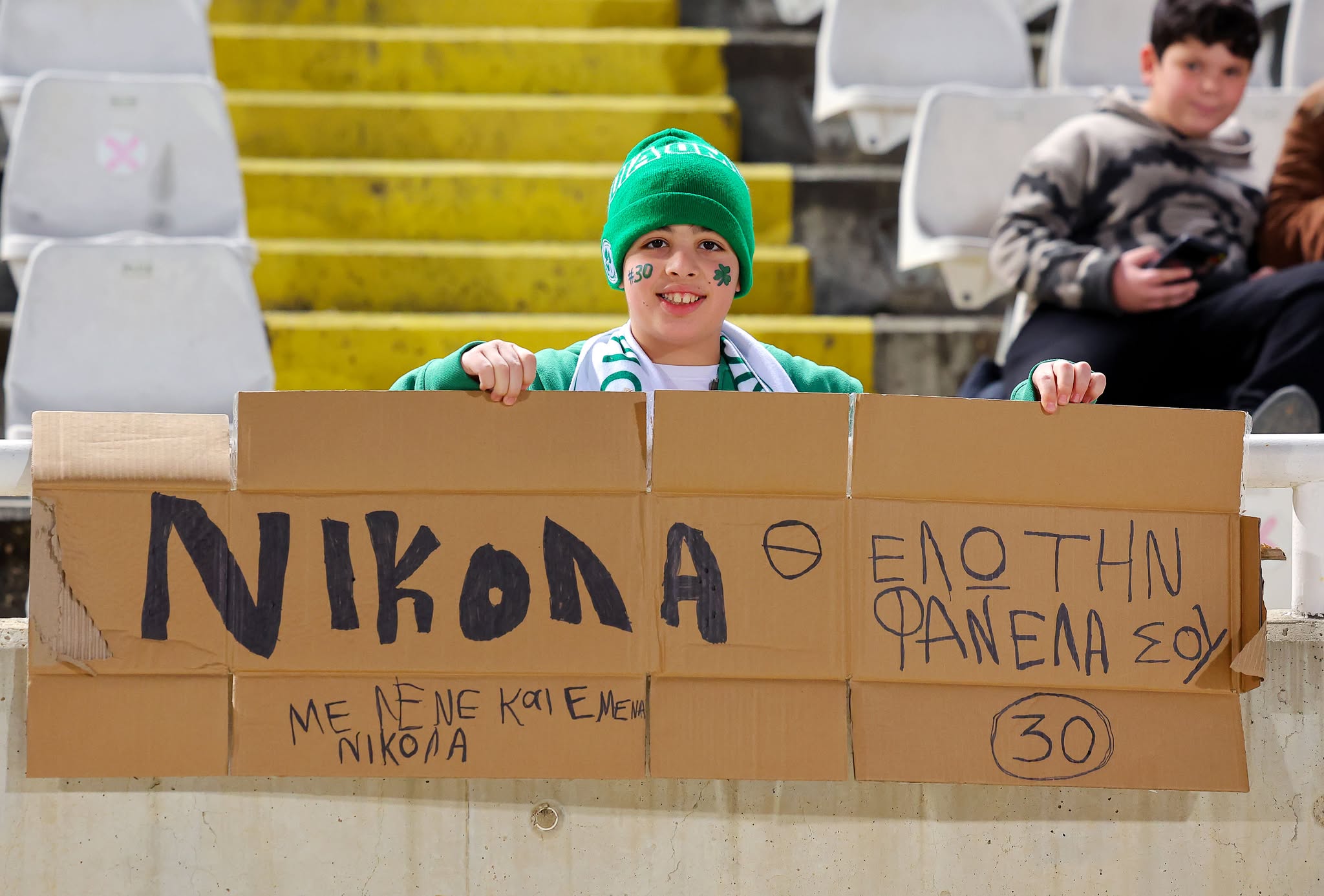 ΕΠΙΚΟ πανό μικρού Ομονοιάτη για Νικόλα Παναγιώτου (ΦΩΤΟΓΡΑΦΙΑ)