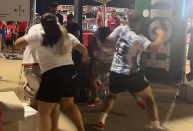 Έπεσε ξύλο για τον Μέσι! Οπαδοί του Αργεντινού δέχτηκαν επίθεση στο Ντάλας