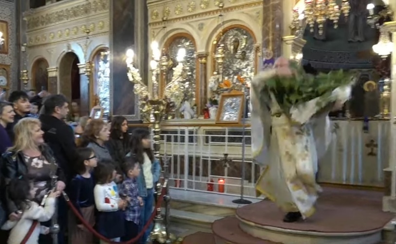 VIDEO - Ο... «ιπτάμενος ιερέας» στη Χίο «ξαναχτυπά» - Εντυπωσιακή η Πρώτη Ανάσταση