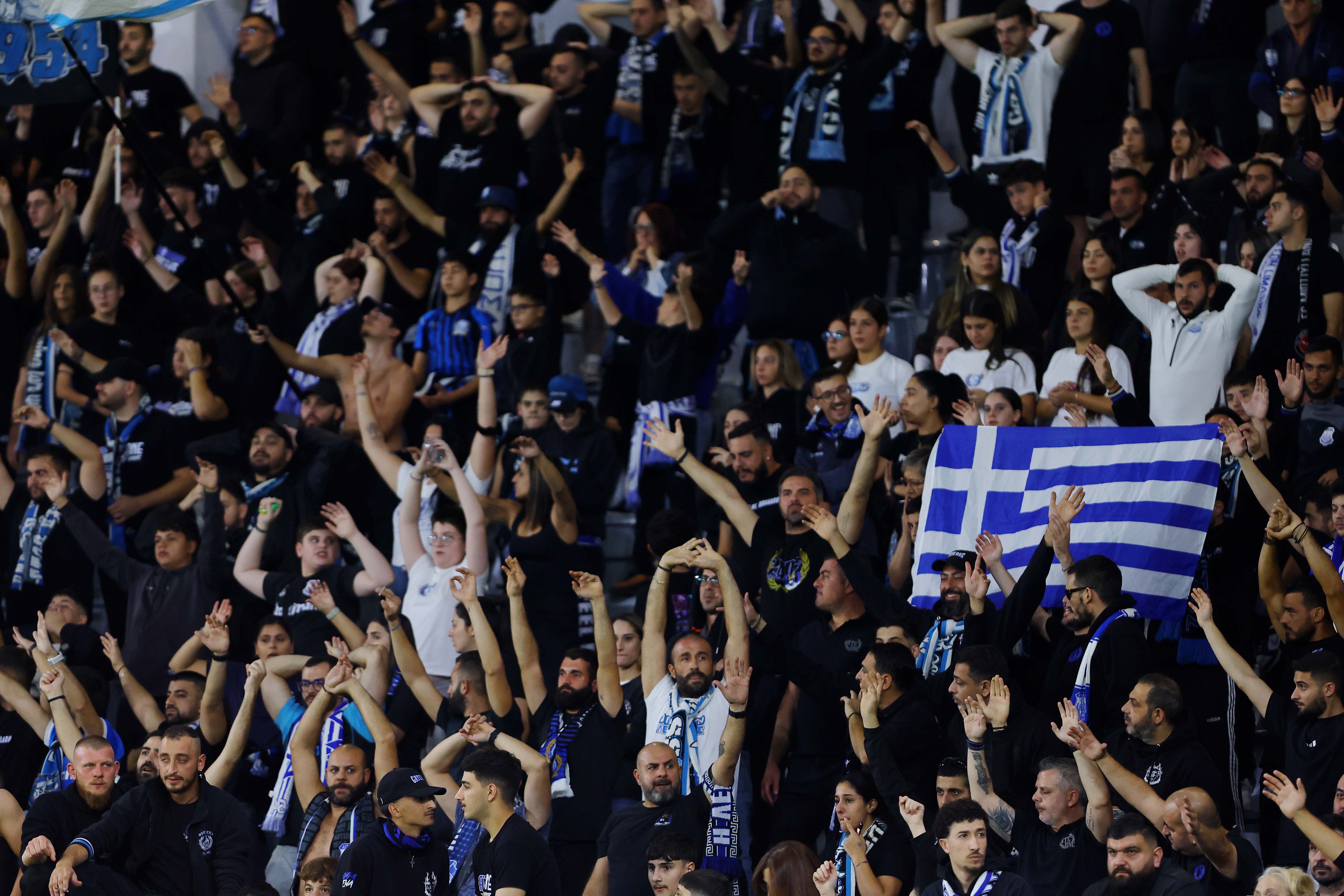 ΒΙΝΤΕΟ: Ένταση μετά την ΚΟΚΚΙΝΗ στο Απόλλων-Ομόνοια – Ρίψη αντικειμένων από το κυανόλευκο πεταλο!