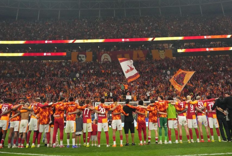 Καζούρα με... κλαμένα καναρίνια από τη Γαλατάσαραϊ στη Φενέρμπαχτσε μετά το μεταξύ τους ντέρμπι! (ΒΙΝΤΕΟ)