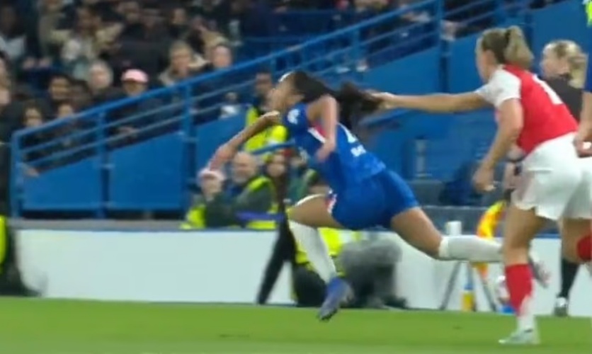 ΣΑΛΟΣ με το τράβηγμα μαλλιών σε αγώνα γυναικών στο Champions League - Αποβλήθηκε η προπονήτρια για διαμαρτυρία! (ΒΙΝΤΕΟ)