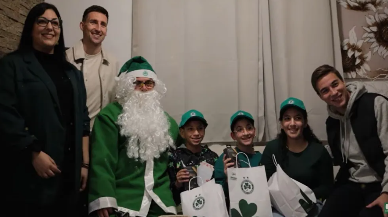 ΒΙΝΤΕΟ: Ο Πράσινος Άης Βασίλης και φέτος σε δράση, μοίρασε δώρα και χαμόγελα!