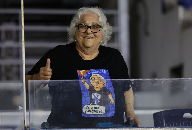 Παρούσα σε ακόμη ένα ματς της «Κυρίας» η γιαγιά Φωτεινή με… επικό μπλουζάκι!