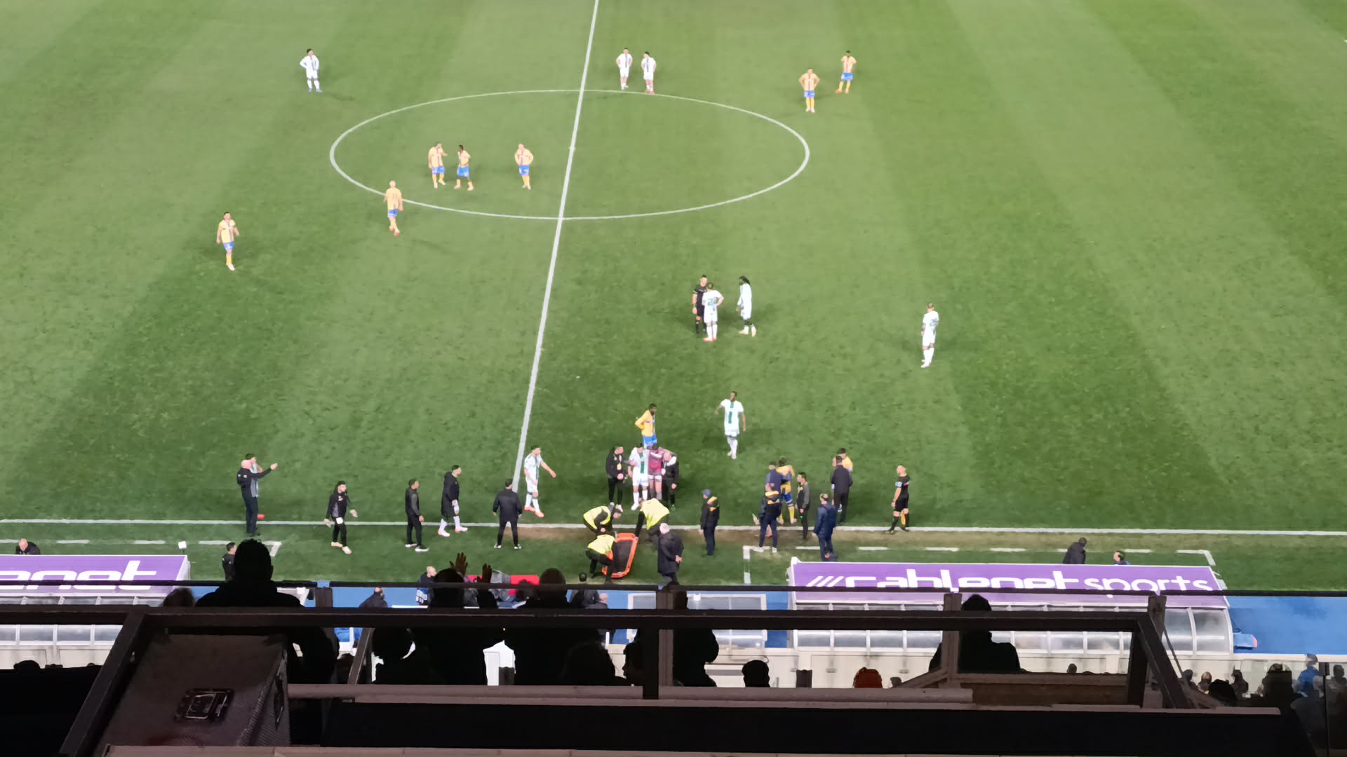 Ποδοσφαιρικός πολιτισμός στο αιώνιο: Οι ΑΠΟΕΛίστες χειροκρότησαν τον τραυματία Φαμπιάνο!