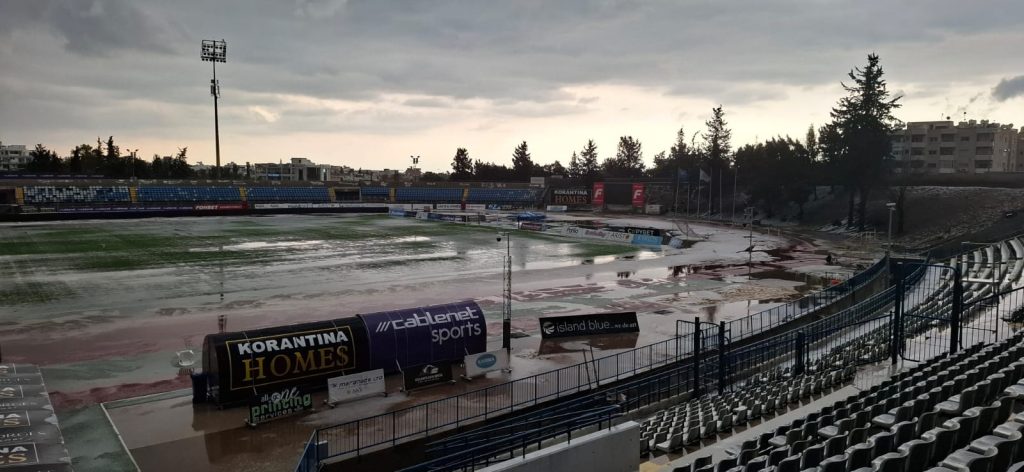 Πάφος FC-ΑΠΟΕΛ: ΑΠΙΣΤΕΥΤΟ σκηνικό μετά την χαλαζόπτωση - Το «Στέλιος Κυριακίδης» έγινε... λίμνη! (ΦΩΤΟΣ)