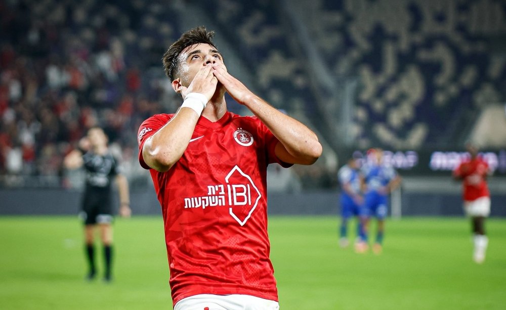 ΑΠΙΣΤΕΥΤΟ σκηνικό με Λοΐζου και σύνθημα των οπαδών της Χάποελ στα ελληνικά!