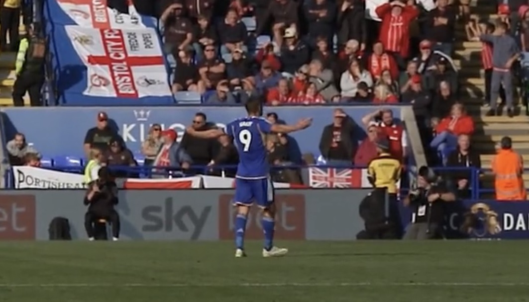 Κλασσικός Βάρντι, έτρεξε όλο το μήκος του γηπέδου για να πανηγυρίσει μπροστά στους αντίπαλους οπαδούς!