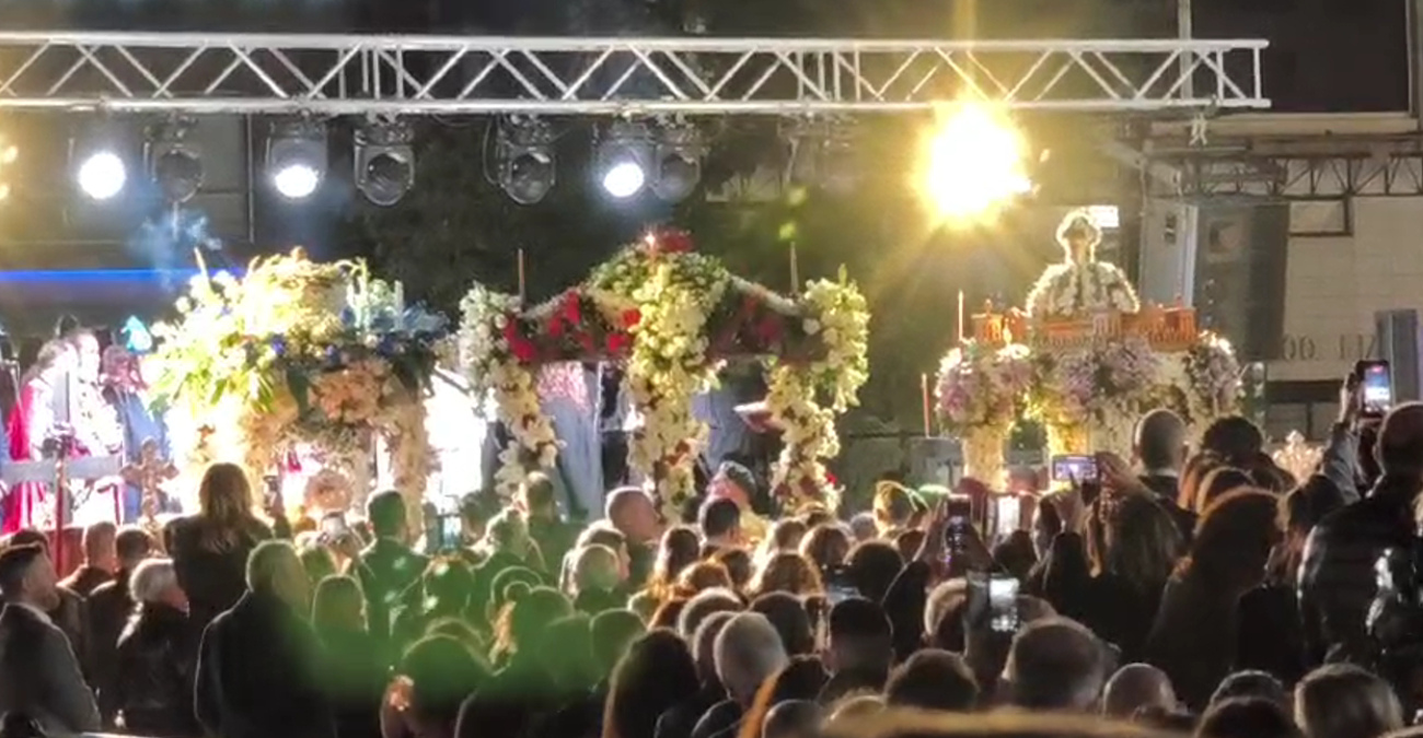 Δέος στην Πλατεία Ελευθερίας: Η στιγμή που οι Επιτάφιοι συναντήθηκαν και συγκίνησαν τους πιστούς - Βίντεο