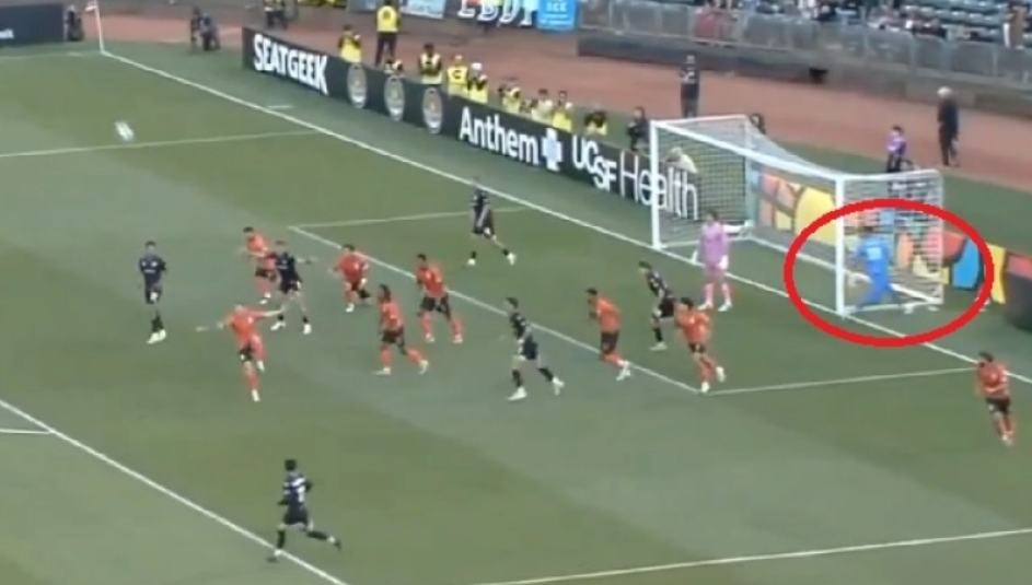 Τερματοφύλακας ήθελε να γίνει... Τρούμπιν αλλά στο τέλος πέταξε δεύτερη μπάλα στον αγωνιστικό χώρο για να κόψει αντεπίθεση!