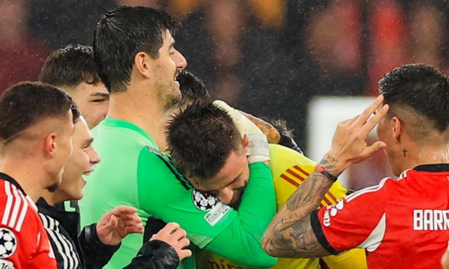 CHAMPIONS LEAGUE - Η εικόνα της βραδιάς: Ο Κουρτουά αγκάλιασε τον Τρούμπιν μετά το γκολ-πρόκρισης του Ουκρανού τερματοφύλακα