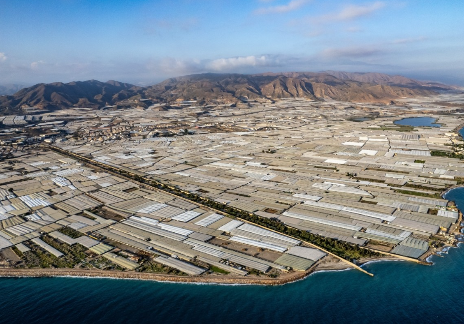 Αυτό είναι το μεγαλύτερο θερμοκήπιο που τρέφει όλη την Ευρώπη