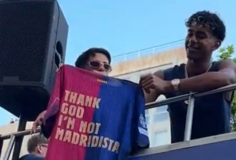 Ο Γιαμάλ κουνούσε... αντιμαδριλένικη φανέλα στην παρέλαση της Μπαρτσελόνα! (ΒΙΝΤΕΟ)