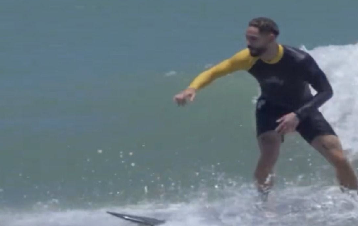 Γιουνάιτεντ: Ο Ματέους Κούνια έδειξε τις εντυπωσιακές του ικανότητες στο σερφ και εξήγησε τον χαρακτηριστικό πανηγυρισμό του