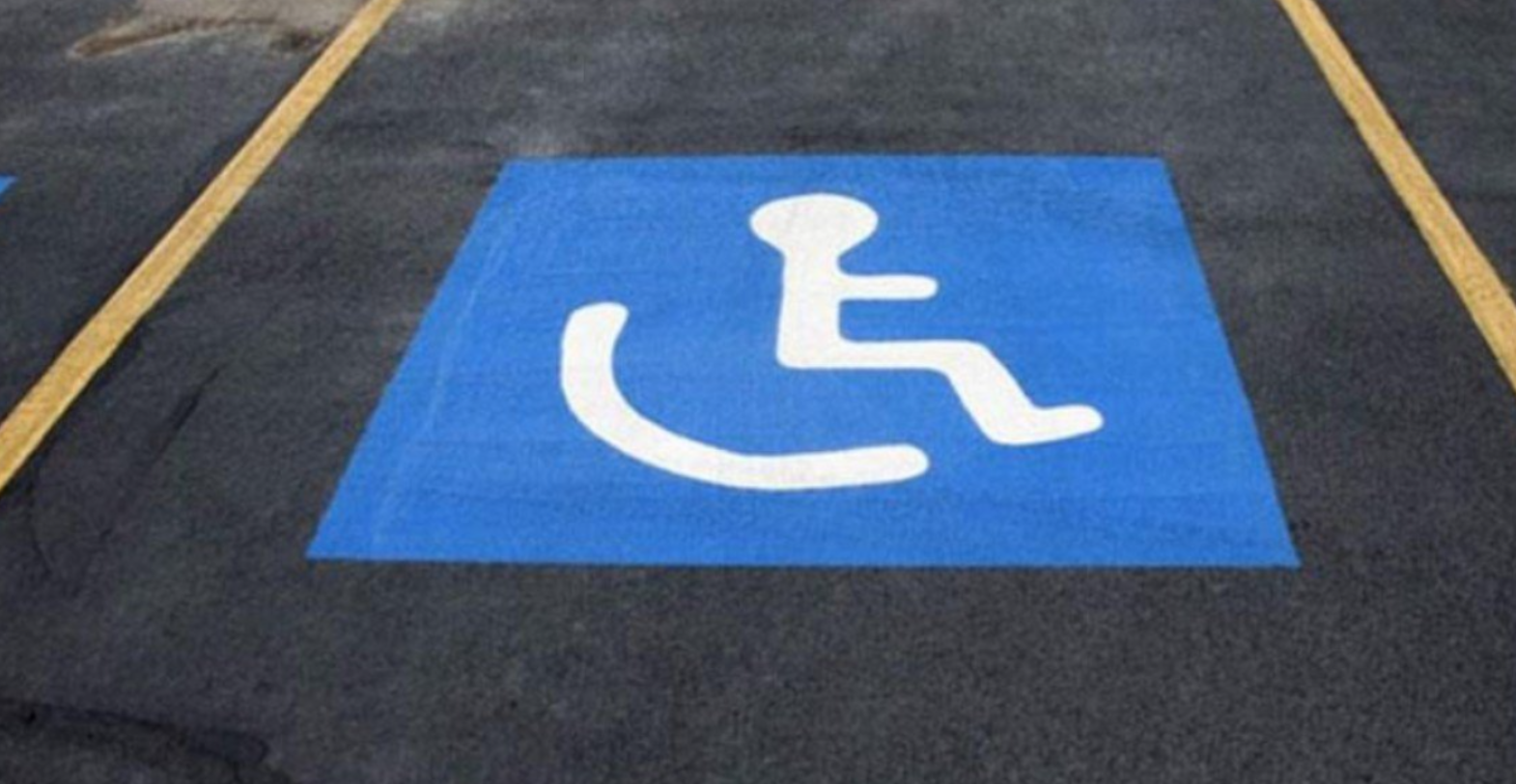 Εδώ δούλευε ο εργαζομένος που απολύθηκε επειδή έκανε παρατήρηση σε πελάτη για στάθμευση σε θέση ΑμεΑ – Τι λέει η εταιρεία