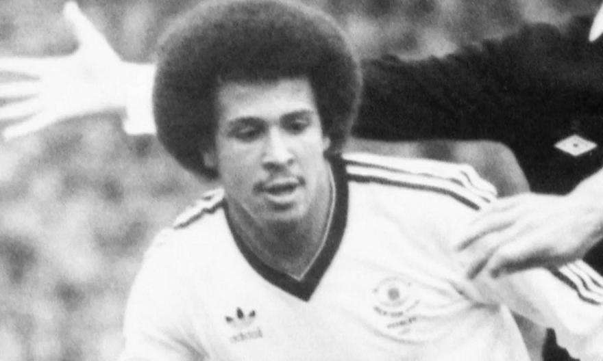 Η απίστευτη απάτη στη Ζάκυνθο: «Ζούσαν» με έναν… ψεύτικο θρύλο της Γιουνάιτεντ!