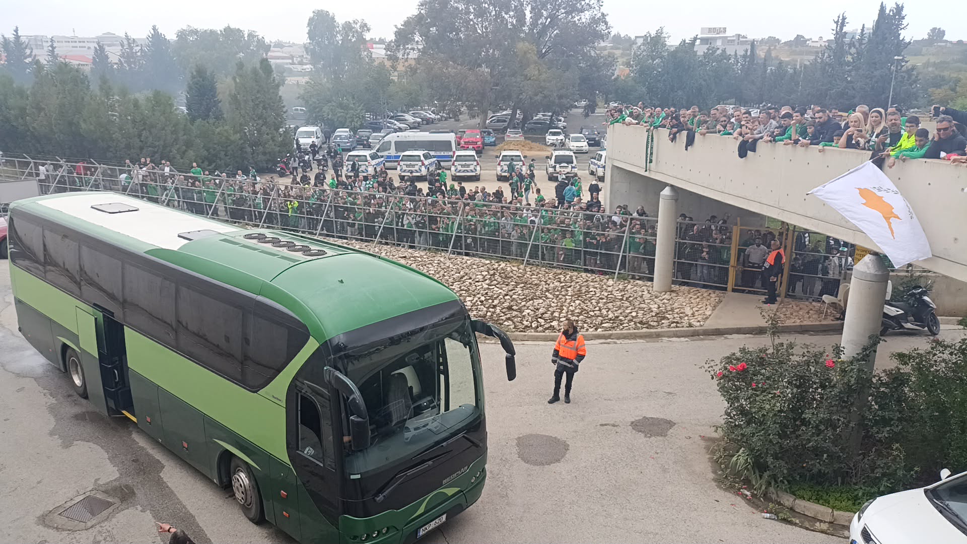ΦΩΤΟΓΡΑΦΙΕΣ: Τρελαμένοι οι Ομονοιάτες, φοβερή υποδοχή στην αποστολή των πρασίνων!