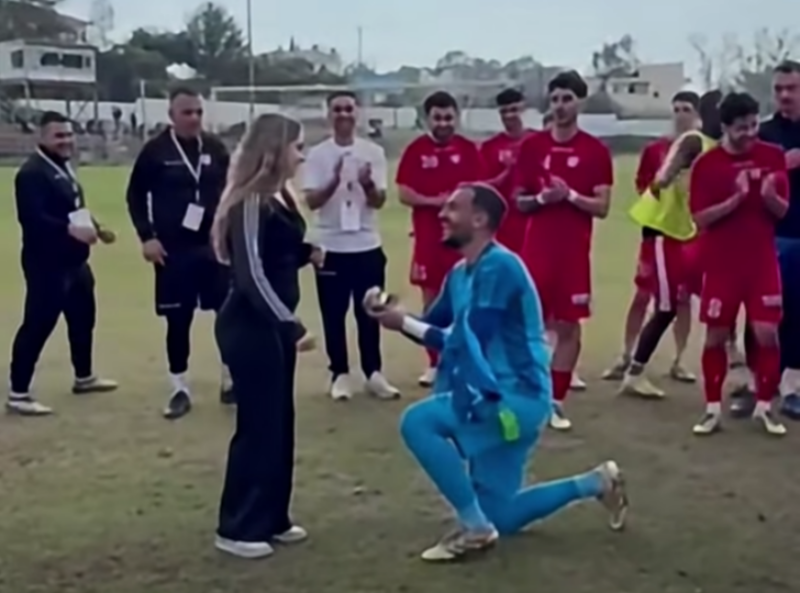 «Έννα με παντρευτείς;»: ΚΥΠΡΙΟΣ ποδοσφαιριστής έκανε πρόταση γάμου μαζί με τους συμπαίκτες του! (ΒΙΝΤΕΟ)