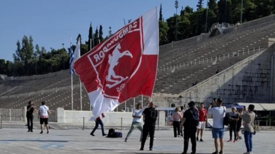 Τούρκος οπαδός σήκωσε σημαία της ομάδας του με τον Κεμάλ στο Καλλιμάρμαρο (ΒΙΝΤΕΟ)