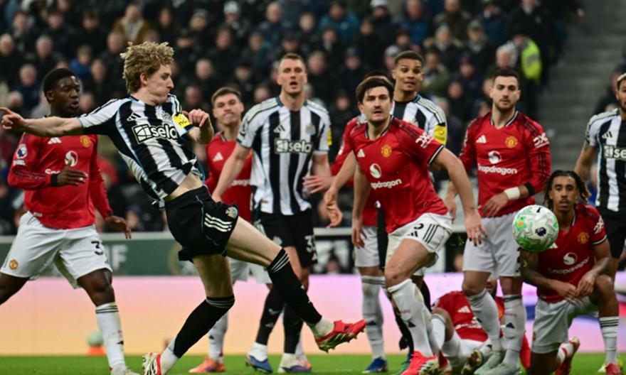 Ατσάλινη Νιούκαστλ των δέκα παικτών, σόκαρε τη Γιουνάιτεντ με γκολάρα στο 90'!