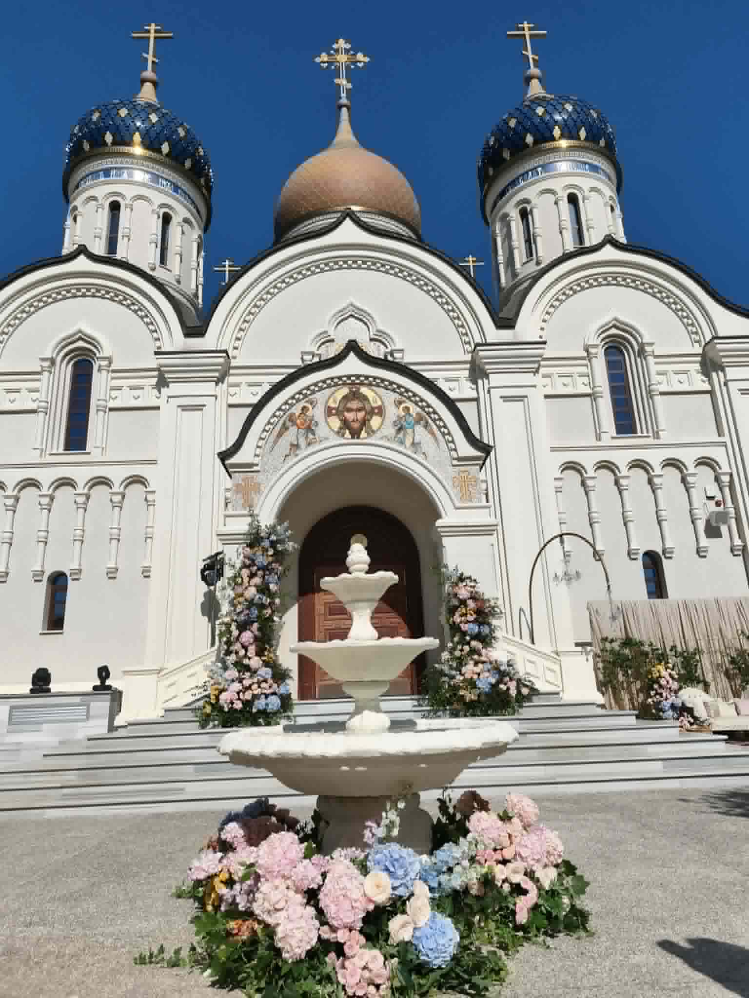 Δεν θα το πιστέψετε: Η εντυπωσιακή είσοδος της νυμφούλας Στυλιάνας στην εκκλησία - Δείτε φωτογραφίες και βίντεο