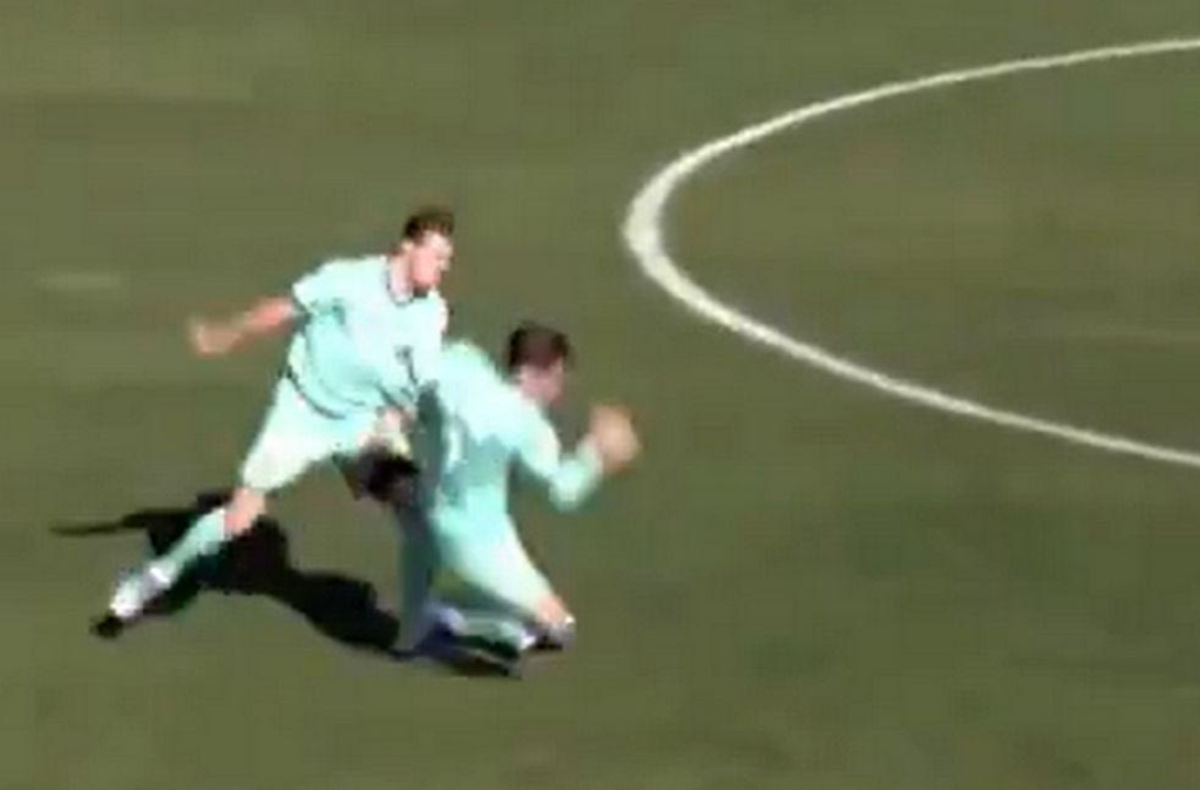 Απίθανο περιστατικό: Ο Κούτσιας δέχθηκε αδιανότη επίθεση από συμπαίκτη του σε φιλικό (BINTEO)