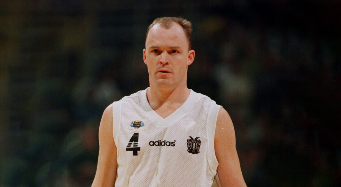 Σκοτ Σκάιλς: Τρία κουτιά έξω από το Λάνσινγκ, στο Μίσιγκαν