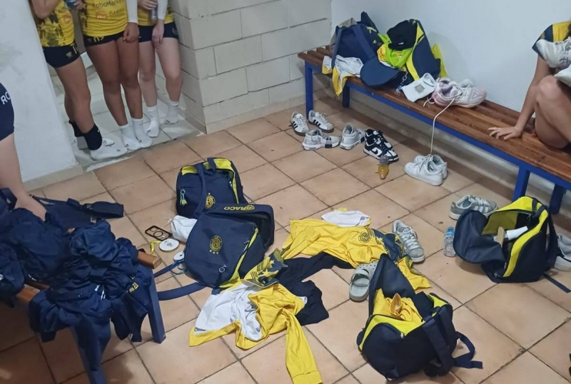 Εικόνες ΝΤΡΟΠΗΣ στα αποδυτήρια της ΑΕΛ μετά από αγώνα κοριτσιών με τη Lemesos Volleyball (ΦΩΤΟΓΡΑΦΙΕΣ)