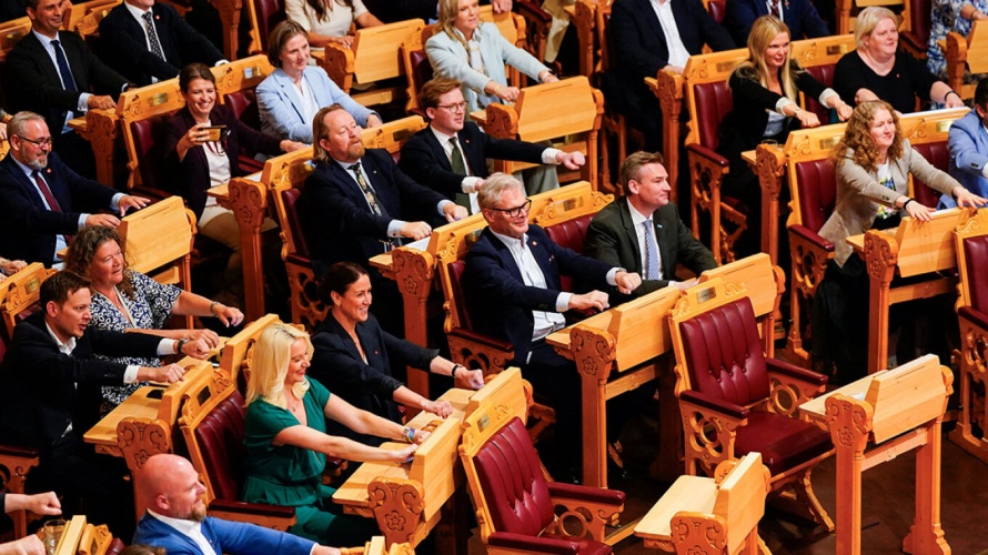 Η Βουλή στη Νορβηγία μετατράπηκε σε... βάρκα Βίκινγκς για το Μουντιάλ, οι βουλευτές έκαναν κουπί! (ΒΙΝΤΕΟ)