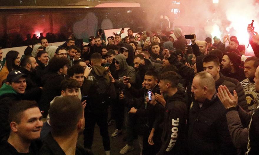 Ντόπες από τον κόσμο του Παναθηναϊκού έξω από το ξενοδοχείο