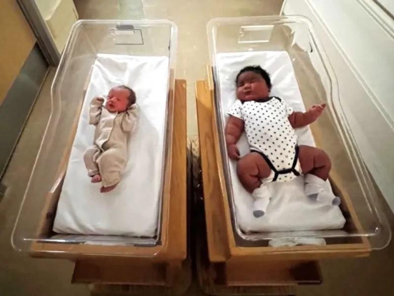 Μωρό γίγας γεννήθηκε σε μαιευτήριο - Εκπληκτοι οι γονείς και το προσωπικό