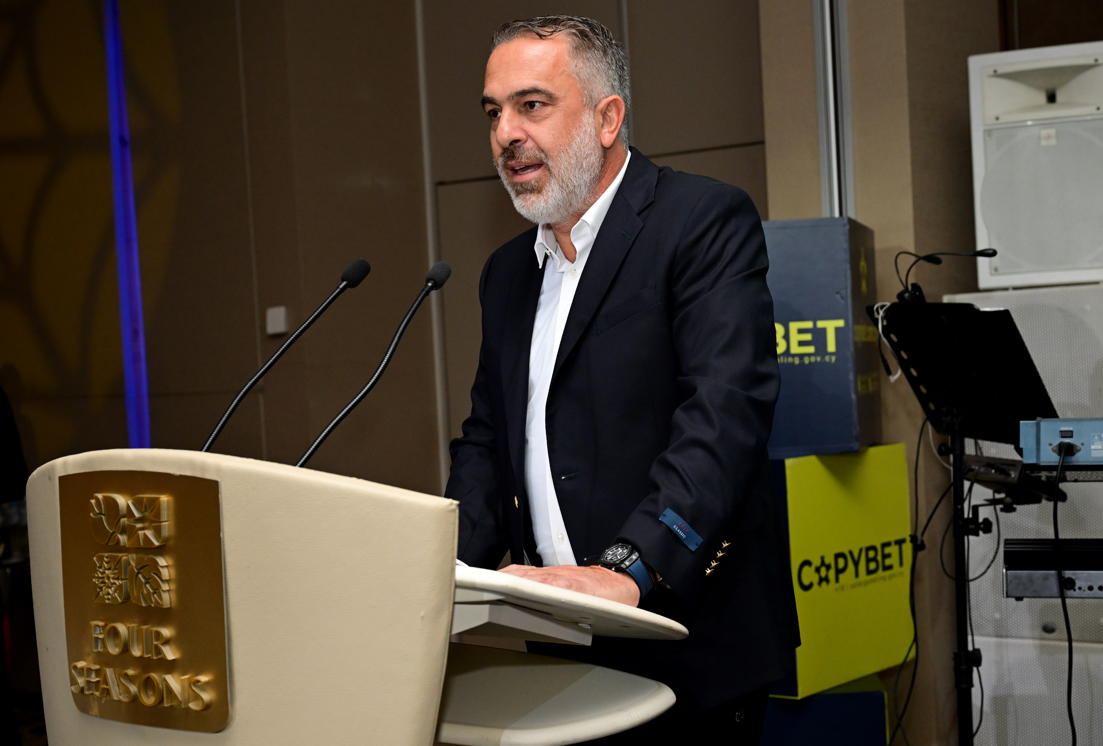 Ο μεσίτης καλά το πάει στο οικονομικό! Ο μεσίτης καλά το πάει στο οικονομικό!