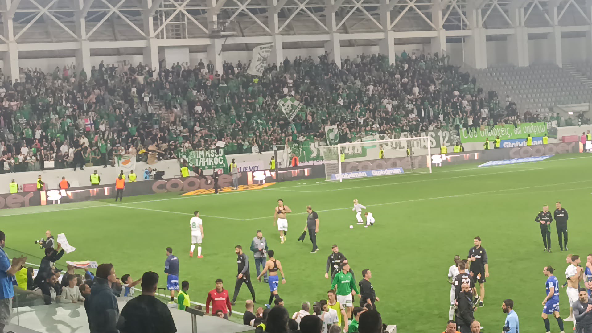 Επικό σκηνικό με τα παιδιά του Γιόβε: Σκόραραν μπροστά στους Ομονοιάτες και... χαμός! (ΒΙΝΤΕΟ)