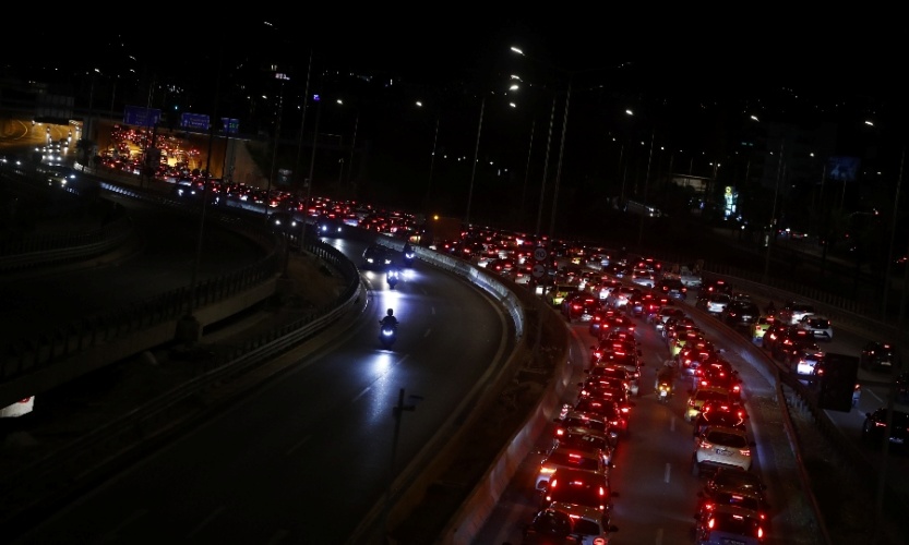 «Παρέλυσε» όλος ο Πειραιάς για το 4ο ευρωπαϊκό του Ολυμπιακού: Κορναρίσματα, σημαίες και ατελείωτο πάρτι στους δρόμους! (ΦΩΤΟΓΡΑΦΙΕΣ)