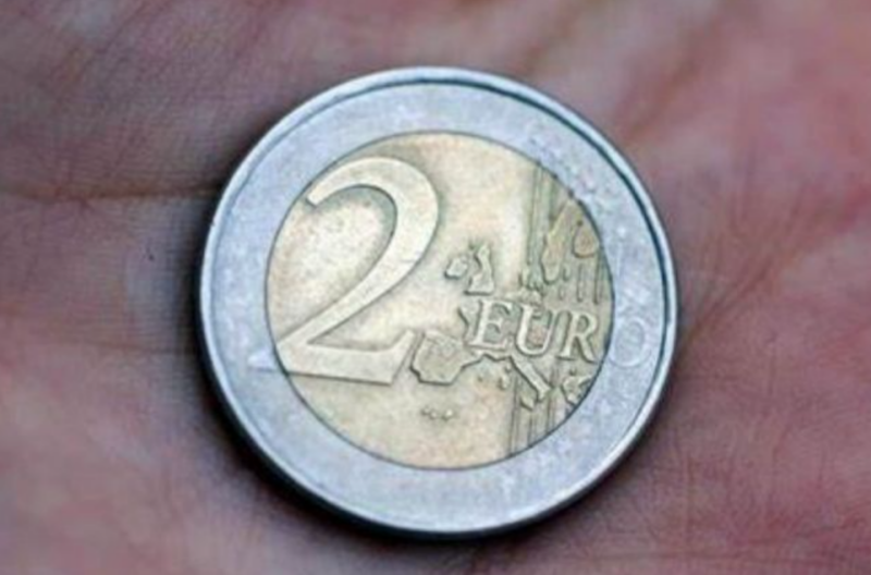 Μοιάζει με απλό κέρμα των 2 ευρώ αλλά αξίζει μια περιουσία – Μην το ξοδέψεις κατά λάθος!