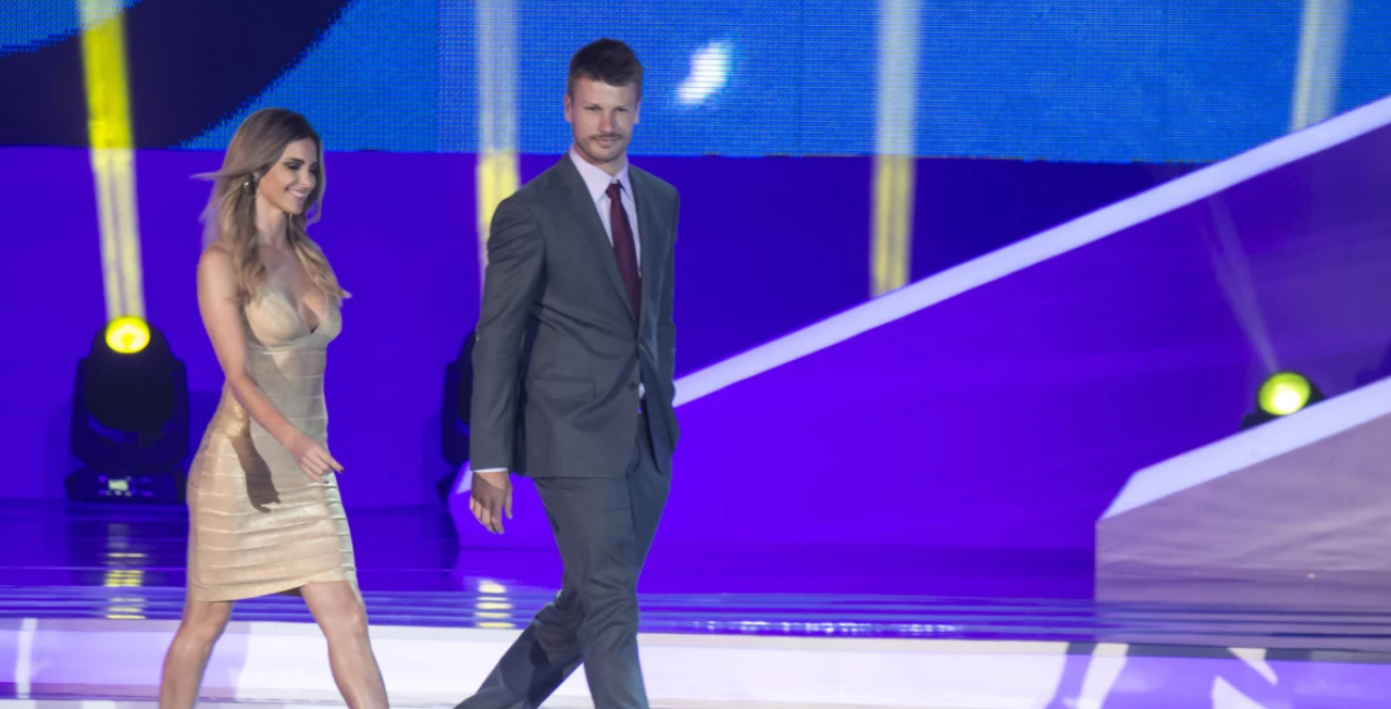 Ήταν τόσο αποκαλυπτικό το φόρεμα της παρουσιάστριας στην κλήρωση του Μουντιάλ που η FIFA ζήτησε συγγνώμη (ΦΩΤΟΓΡΑΦΙA)