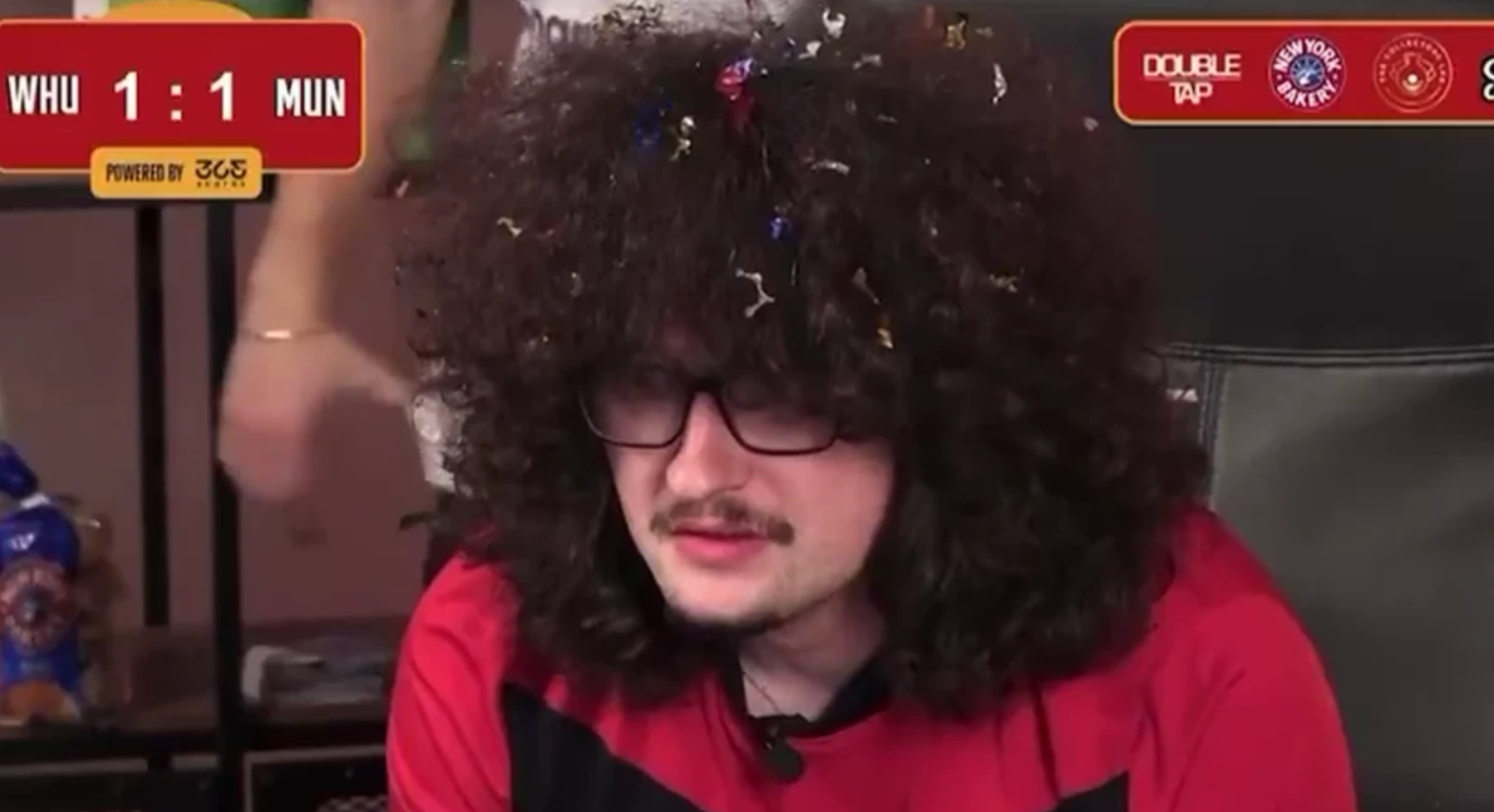 Μήπως τελικά αυτός ο τύπος δεν είναι πραγματικός οπαδός της Μάντσεστερ Γιουνάιτεντ;
