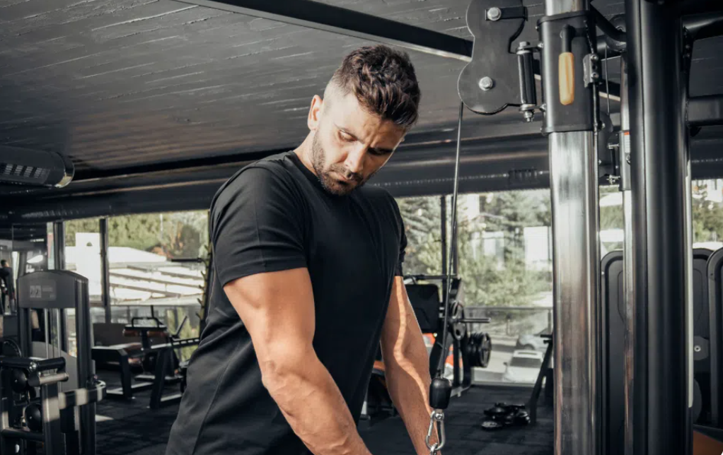 Cable Skullcrushers: Η Άσκηση που Απομονώνει Τέλεια τους Τρικεφάλους