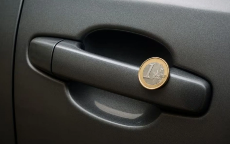 Τον νου σου: Αν δεις κέρμα στο χερούλι του αυτοκινήτου σου, δεν είναι η τυχερή σου μέρα (ΒΙΝΤΕΟ)