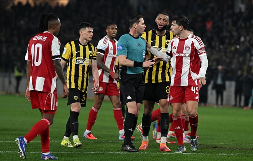 Ξένος αναλυτής διαιτησίας: «Δεν έπρεπε να παρέμβει ο VAR για το πέναλτι στο ΑΕΚ-Ολυμπιακός»